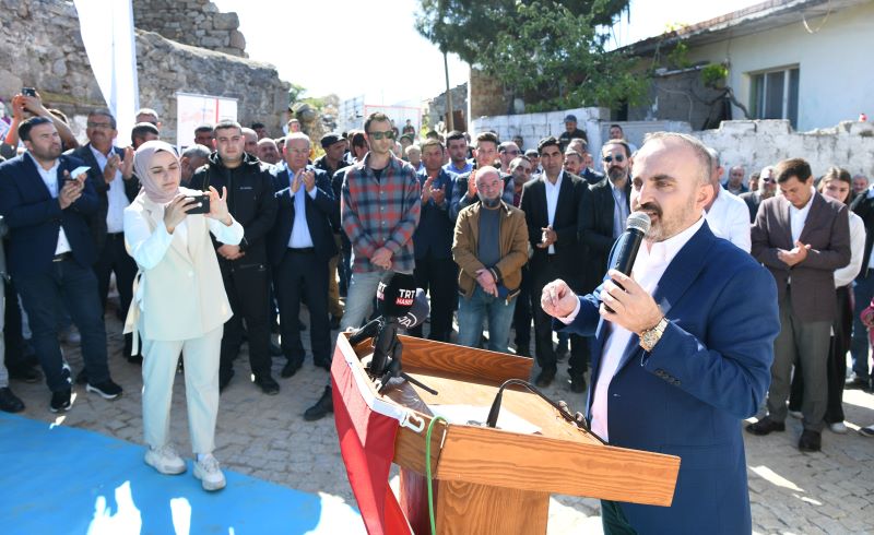 AK Parti Grup Başkanvekili Bülent Turan, Çanakkale'nin Ayvacık ve Ezine ilçelerinde düzenlenen açılış ve temel atma törenlerine katıldı.