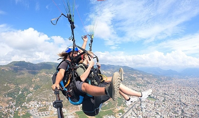 Alanya'da Yamaç Paraşütü Heyecanı