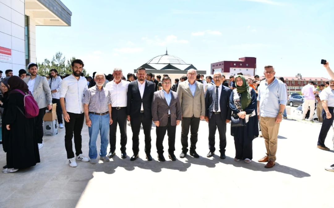 AK Parti İl Başkanı Mehmet Aydemir Devlet Hastanesi'nde bir dizi ziyaretlerde bulundu.