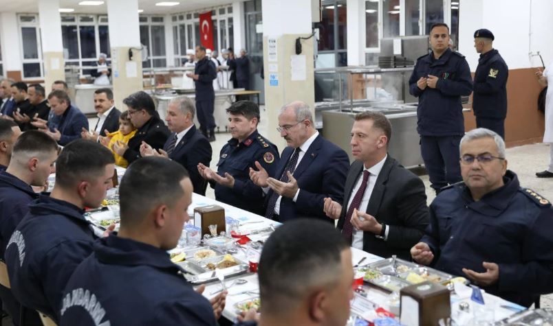 Vali Toraman askerlerle iftarda!
