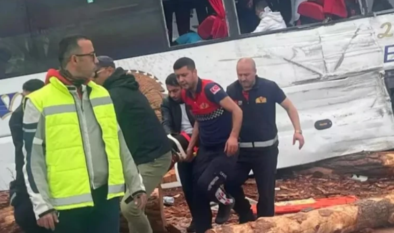 Ezine'de feci kaza: 8 Ölü çok sayıda yaralı var